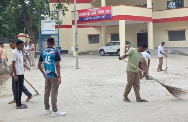 श्रमदान करते पुलिसकर्मी