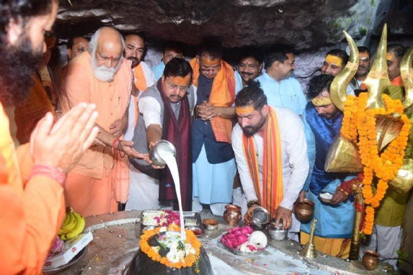 टपकेश्वर महादेव मंदिर में भाजपा के राष्ट्रीय अध्यक्ष नितिन नबीन दर्शन करते हुए। टपकेश्वर महादेव मंदिर में भाजपा के राष्ट्रीय अध्यक्ष नितिन नबीन दर्शन करते हुए।