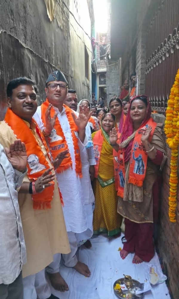 शिलान्यास कार्यक्रम में स्थानीय नागरिक और विधायक सौरभ