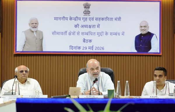 केंद्रीय गृह मंत्री अमित शाह गुजरात के भुज में समीक्षा बैठक के दौरान