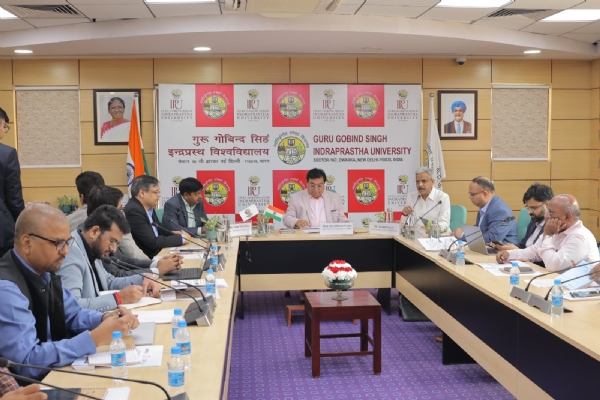 आईपीयू कुलपति डॉ. महेश वर्मा एआई उत्कृष्टता कार्यशाला की अध्यक्षता करते हुए।