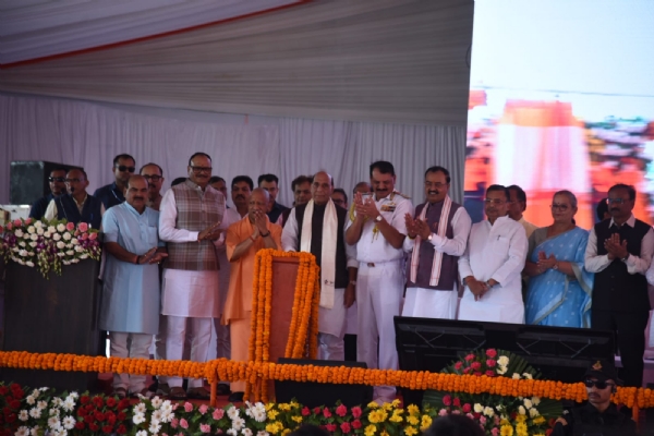 शौर्य वाटिका का लोकार्पण करते राजनाथ सिंह व मुख्यमंत्री योगी