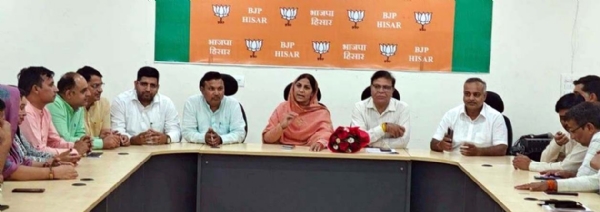 बैठक को संबोधित करते जिला अध्यक्ष डॉ. आशा खेदड़ व उपस्थित पदाधिकारी।