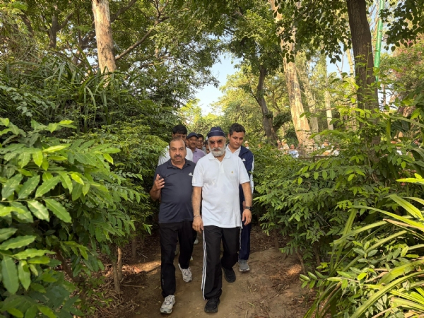 दिल्ली विश्वविद्यालय के पास उत्तरी रिज स्थित बोंटा पार्क में मॉर्निंग वॉक करते दिल्ली के उपराज्यपाल तरनजीत सिंह संधू