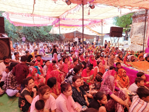 फोटो। कार्यक्रम स्थल पर मौजूद श्रद्धालु