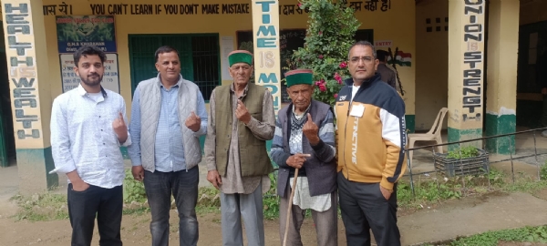 चार पीढियां एक साथ मतदान करते हुए