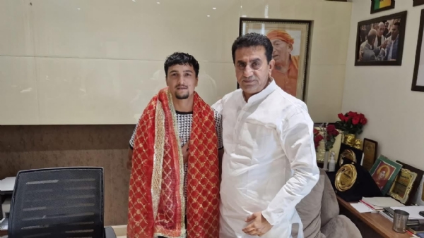 Mohit, the pride of Jammu and Kashmir, became the youngest Everest conqueror and was honored by Jasrota MLA.