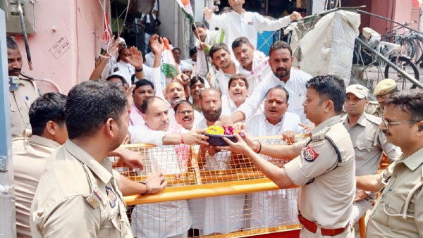 कांग्रेस कार्यकर्ताओं को रोकती पुलिस,पुलिस को पूजन सामग्री सौंपते कार्यकर्ता