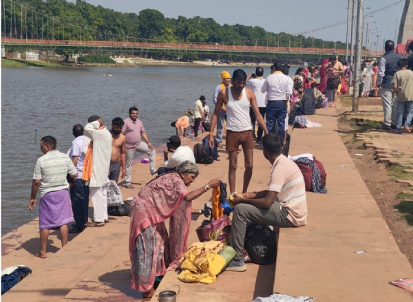 उद्गम में दर्शन स्नान करते श्रद्धालु