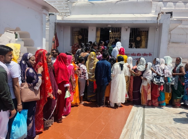 उद्गम मंदिर में दर्शन की कतार