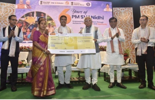अगर्तला में आयोजित कार्यक्रम के दौरान केंद्रीय आवास एवं शहरी विकास मंत्री मनोहर लाल पीएम स्वनिधि योजना के लाभार्थियों से संवाद करते हुए और ऋण स्वीकृति पत्र वितरित करते हुए। कार्यक्रम में त्रिपुरा के मुख्यमंत्री माणिक साहा सहित अन्य लोग भी मौजूद रहे।