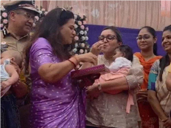 पुलिस कमिश्नर की धर्मपत्नी हस्ती को गोद लिए जाने पर मुह मीठा कराते हुए