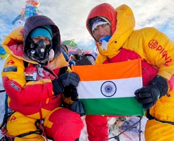 अंजना यादव ने माउंट एवरेस्ट पर फहराया तिरंगा (मुख्यमंत्री ने एक्स पर पोस्ट की तस्वीर)