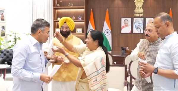 दिल्ली सचिवालय में भाजपा की जीत के जश्न के दौरान लोक निर्माण विभाग के मंत्री प्रवेशा साहिब सिंह को ‘रसगुल्ला’  खिलाती दिल्ली की मुख्यमंत्री रेखा गुप्ता