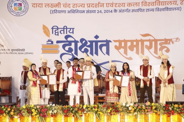 हरियाणा के राज्यपाल प्राे.असीम घाेष डिग्री प्रदान करते हुए