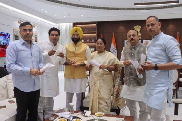 दिल्ली सचिवालय में  भाजपा की जीत का जश्न ‘झालमुड़ी’ और ‘रसगुल्ला’ के साथ मनाती  मुख्यमंत्री रेखा गुप्ता