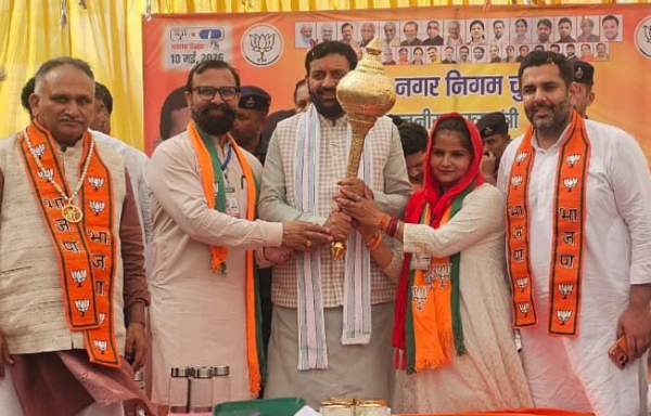 सोनीपत: मुख्यमंत्री नायब सिंह सैनी को गदा         भेंट करते हुए