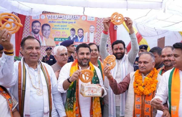 सोनीपत: मुख्यमंत्री नायब सिंह सैनी और प्रदेश अध्यक्ष मोहन लाल बडौली पश्चिम बंगाल की जीत पर जलेबी बांटकर मीठा मुंह कराकर खुशी मनाई।