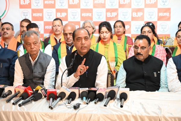 मंडी में पत्रकारों से बात करते हुए जयराम ठाकुर।