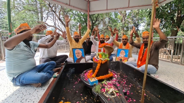 बंगाल में भाजपा की जीत के लिए हवन पूजन करते कार्यकर्ता