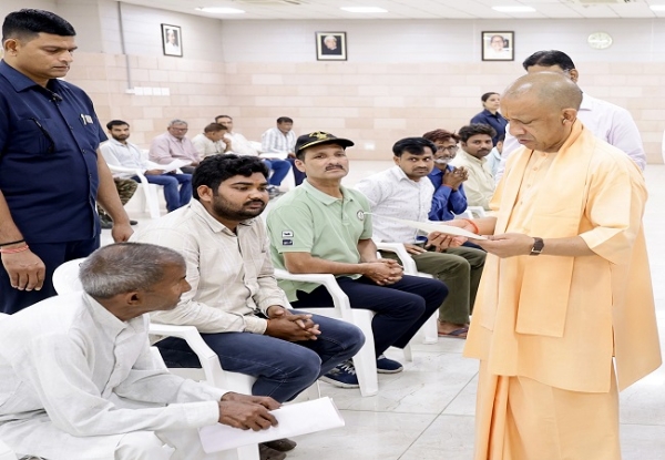 जनता दर्शन में मुख्यमंत्री योगी