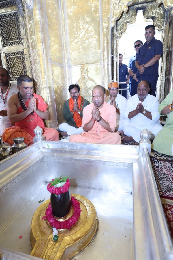 श्री काशी विश्वनाथ दरबार में मुख्यमंत्री