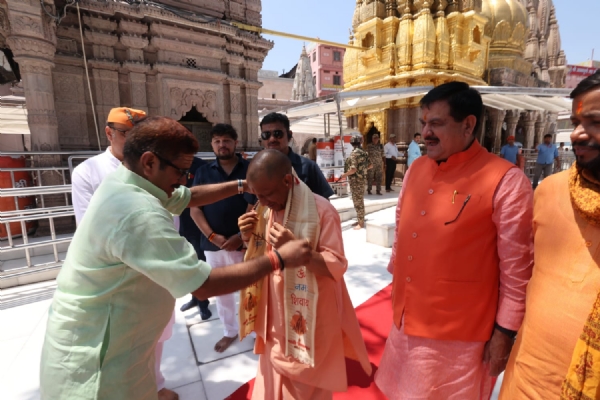 श्री काशी विश्वनाथ दरबार में मुख्यमंत्री