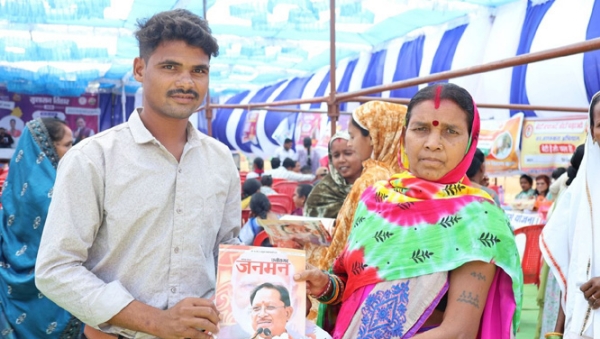सुशासन तिहार में शासन की योजनाओं के जानकारी हेतु जन-मन पत्रिका का वितरण