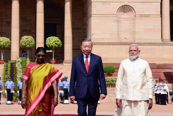 राष्ट्रपति भवन में औपचारिक स्वागत के दौरान मेहमान नेता और राष्ट्रपति एवं प्रधानमंत्री