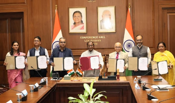 असमः राज्यपाल लक्ष्मण प्रसाद आचार्य को चुने हुए विधानसभा सदस्यों की सूची सौंपते असम के मुख्य चुनाव अधिकारी अनुराग गोयल एवं भारत निर्वाचन आयोग के प्रतिनिधि