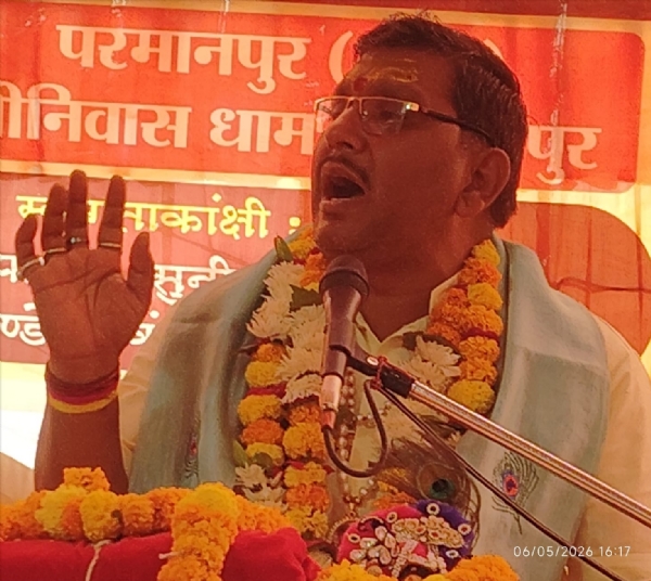 परमानपुर गांव में भागवत कथा सुनाते आचार्य विष्णुधर महराज