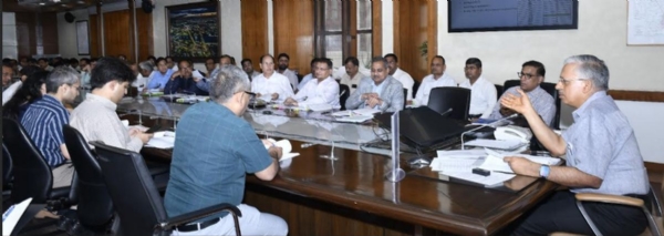 विभागीय अधिकारियों के साथ बैठक करते मुख्य सचिव एसपी गोयल