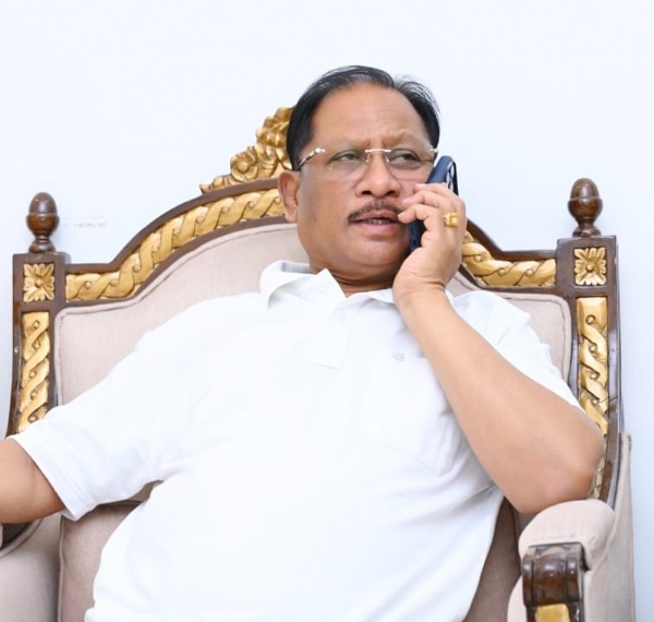 मुख्यमंत्री विष्णुदेव साय सरगुजा कलेक्टर से फान पर चर्चा करते