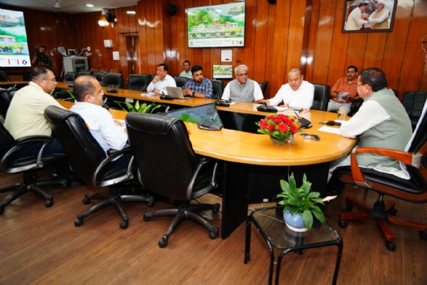 बद्रीनाथ को स्प्रिचुअल हिल टाउन के रूप में विकसित करने पर चर्चा करते सीएम।