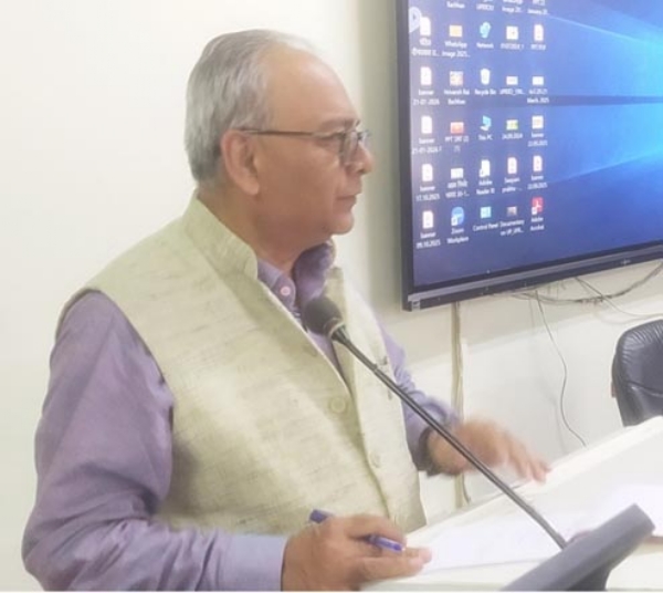 सम्बोधित करते कुलपति