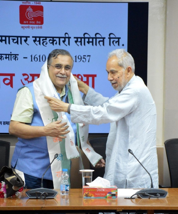 नई दिल्ली के इं.गां.राष्ट्रीय कला केन्द्र में बुधवार को अध्यक्ष निर्वाचित होने पर अरविन्द भालचन्द्र मार्डीकर का अभिनंदन करते वरिष्ठ पत्रकार रामबहादुर राय। फोटो  - हिन्दुस्थान समाचार