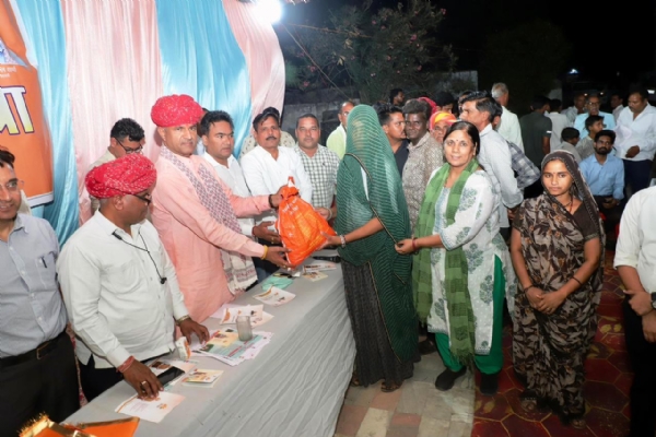 चित्तौड़गढ़ में शुक्रवार रात को एराल ग्राम पंचायत क्षेत्र में हुवे कार्यक्रम में मौजूद सांसद-विधायक।