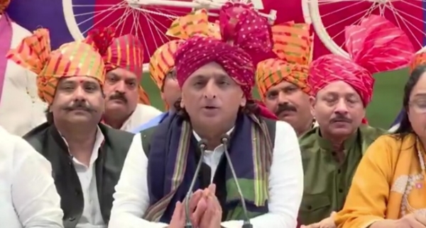 सपा अध्यक्ष अखिलेश यादव बोलते हुए
