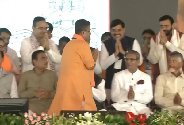 मुख्यमंत्री डॉ. मोहन यादव पश्चिम बंगाल में नई सरकार के शपथ ग्रहण समारोह में शामिल हुए