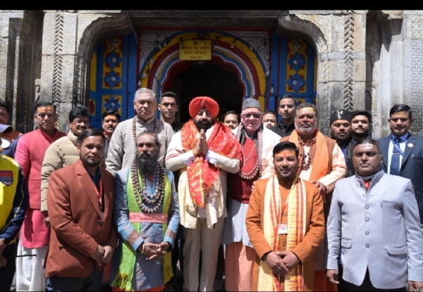 केदारनाथ में दर्शन के बाद उत्तराखंड के राज्यपाल ।