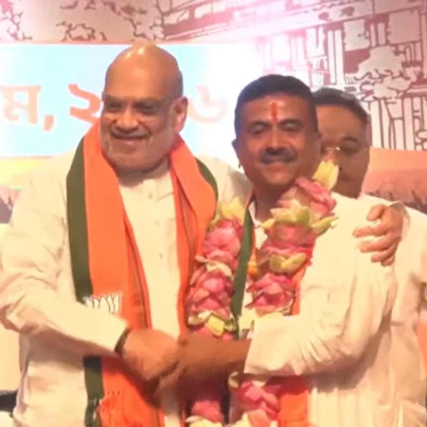 भाजपा विधायक दल की बैठक में नेता चुने जाने के बाद सुवेंदु अधिकारी को बधाई देते केंद्रीय गृह मंत्री अमित शाह