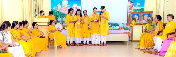 प्रस्तति देती छात्राएं