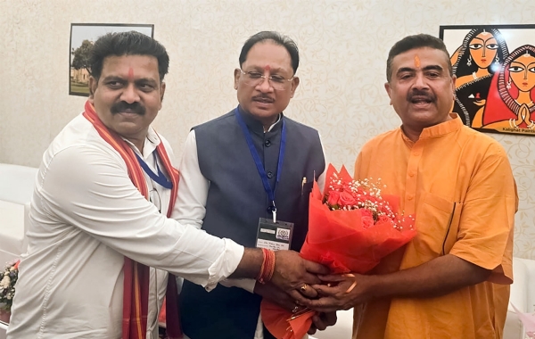 छग के मुख्यमंत्री साय एवं उपमुख्यमंत्री विजय शर्मा  सुवेंदु अधिकारी को गुलदस्ता भेंट कर बधाई  देते हुए