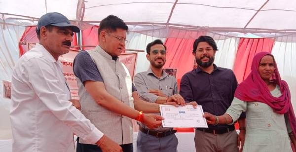 लाभार्थियों को साक्षरता प्रमाण पत्र वितरित करते अतिथि।