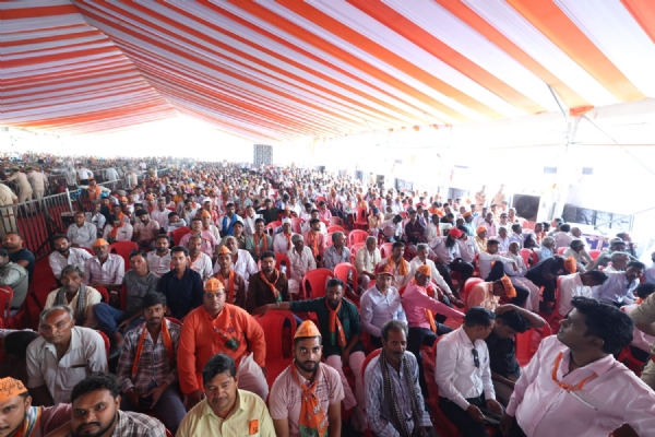 सभा में मौजूद भीड़