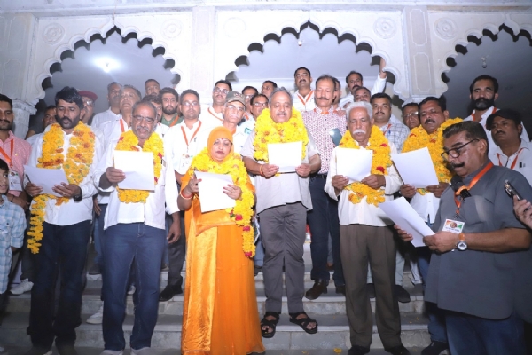 चित्तौड़गढ़ में जौहर स्मृति संस्थान की नवीन कार्यकारिणी को शपथ दिलाते चुनाव अधिकारी।