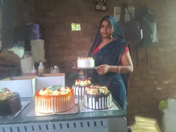 ममता गुप्ता अपने दुकान पर