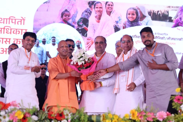 योगी जी का स्वागत करते हुए
