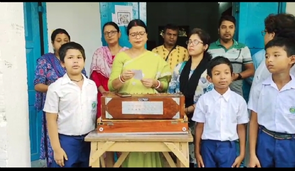 सरकारी स्कूल में ‘वंदे मातरम्’ गाते शिक्षक ओर छात्र