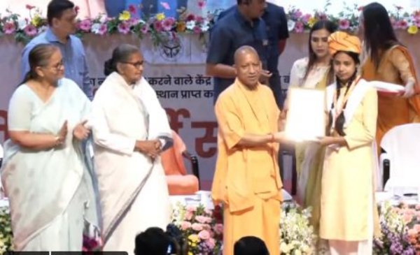 मेधावी छात्रा को सम्मानित करते मुख्यमंत्री